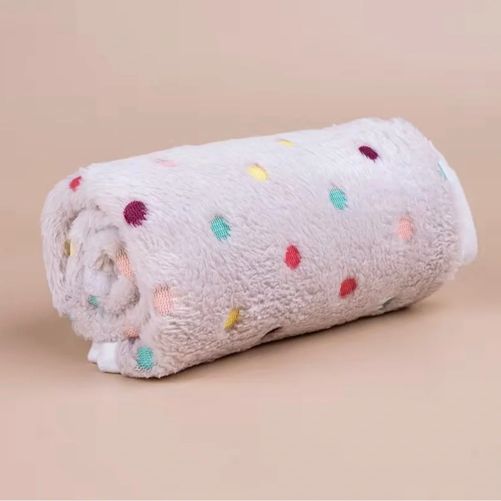 Keep Your Furry Friends Cozy & Warm with this Soft Fluffy Fleece Pet Blanket!